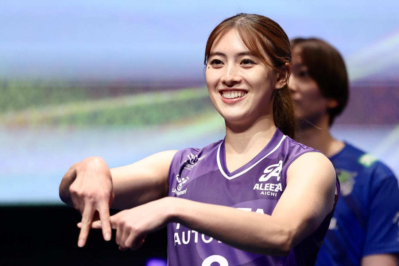ステージでポーズを決めるアリーザ愛知佐藤彩乃（撮影・河田真司）