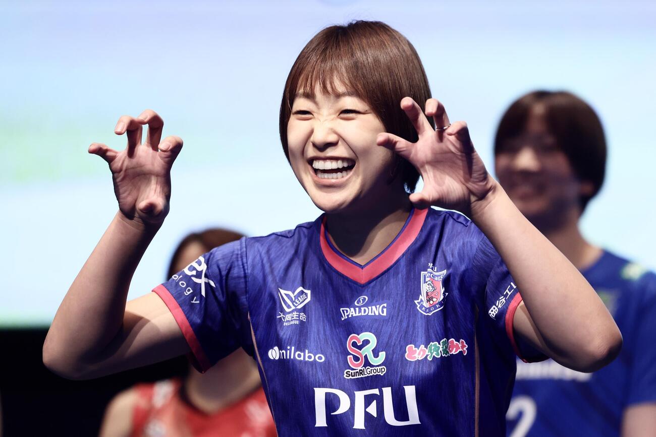 ステージでポーズを決めるPFUブルーキャッツ石川かほく松井珠己（撮影・河田真司）