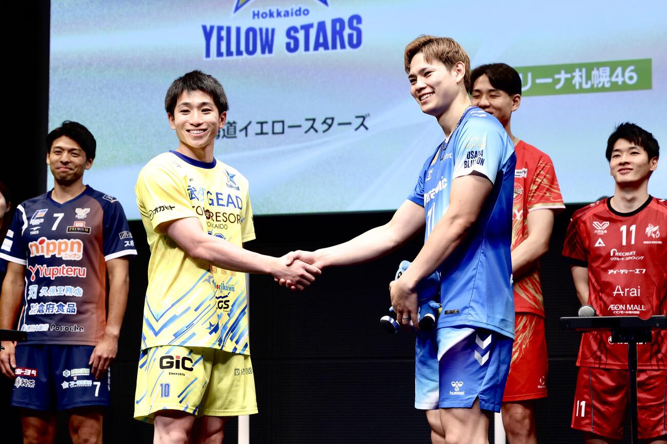 握手を交わす北海道イエロースターズ山田滉太（手前左）と大阪ブルテオン西田有志（撮影・河田真司）