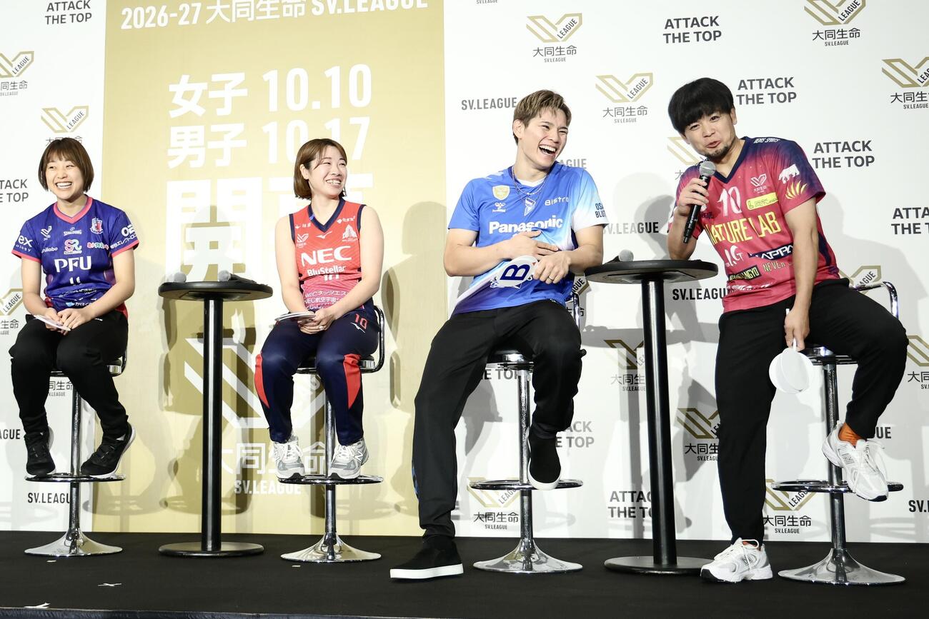 トークショーで盛り上がる、左から松井珠己、中川つかさ、西田有志、古賀太一郎（撮影・河田真司）
