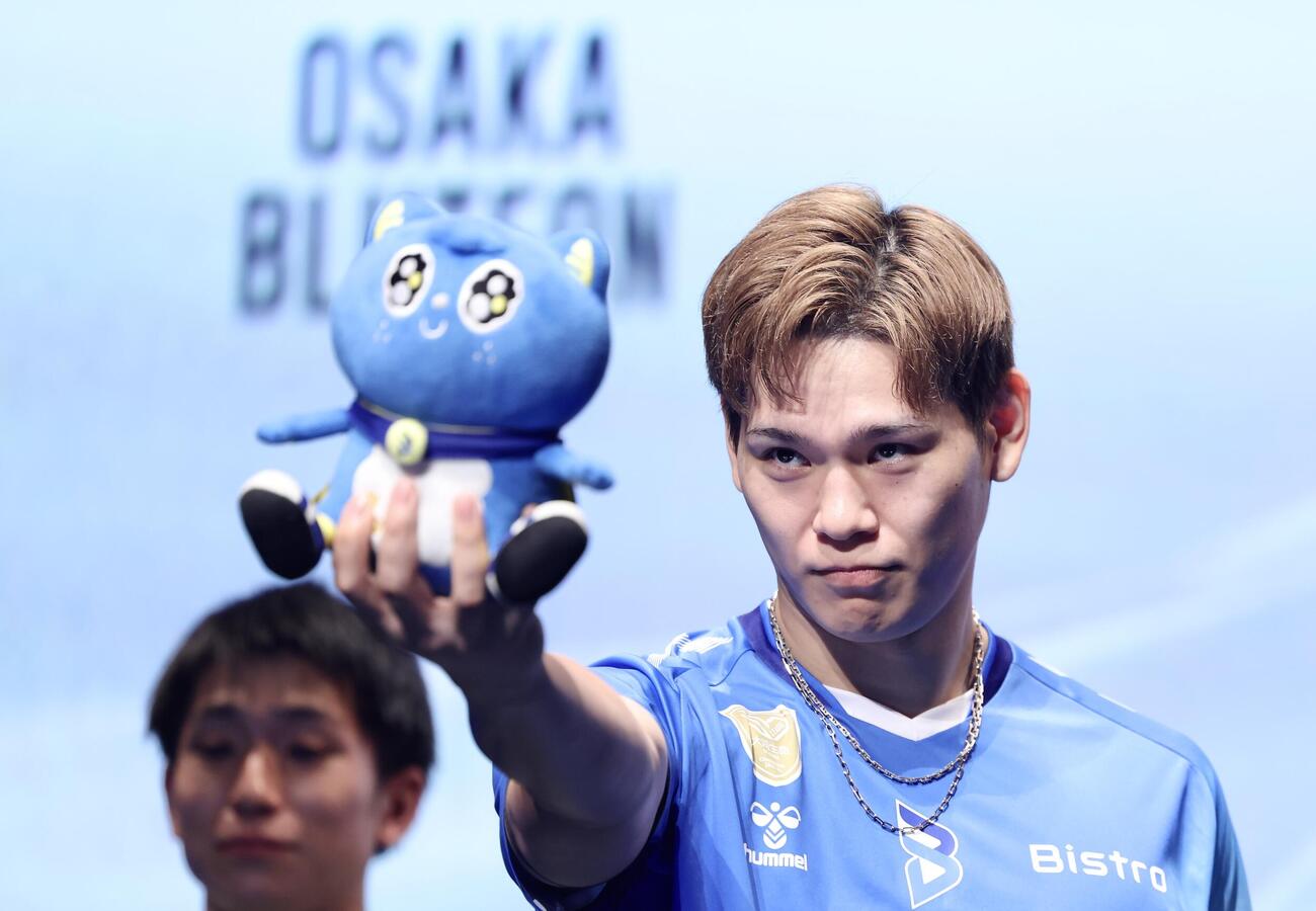 ステージでポーズを決める西田有志（撮影・河田真司）