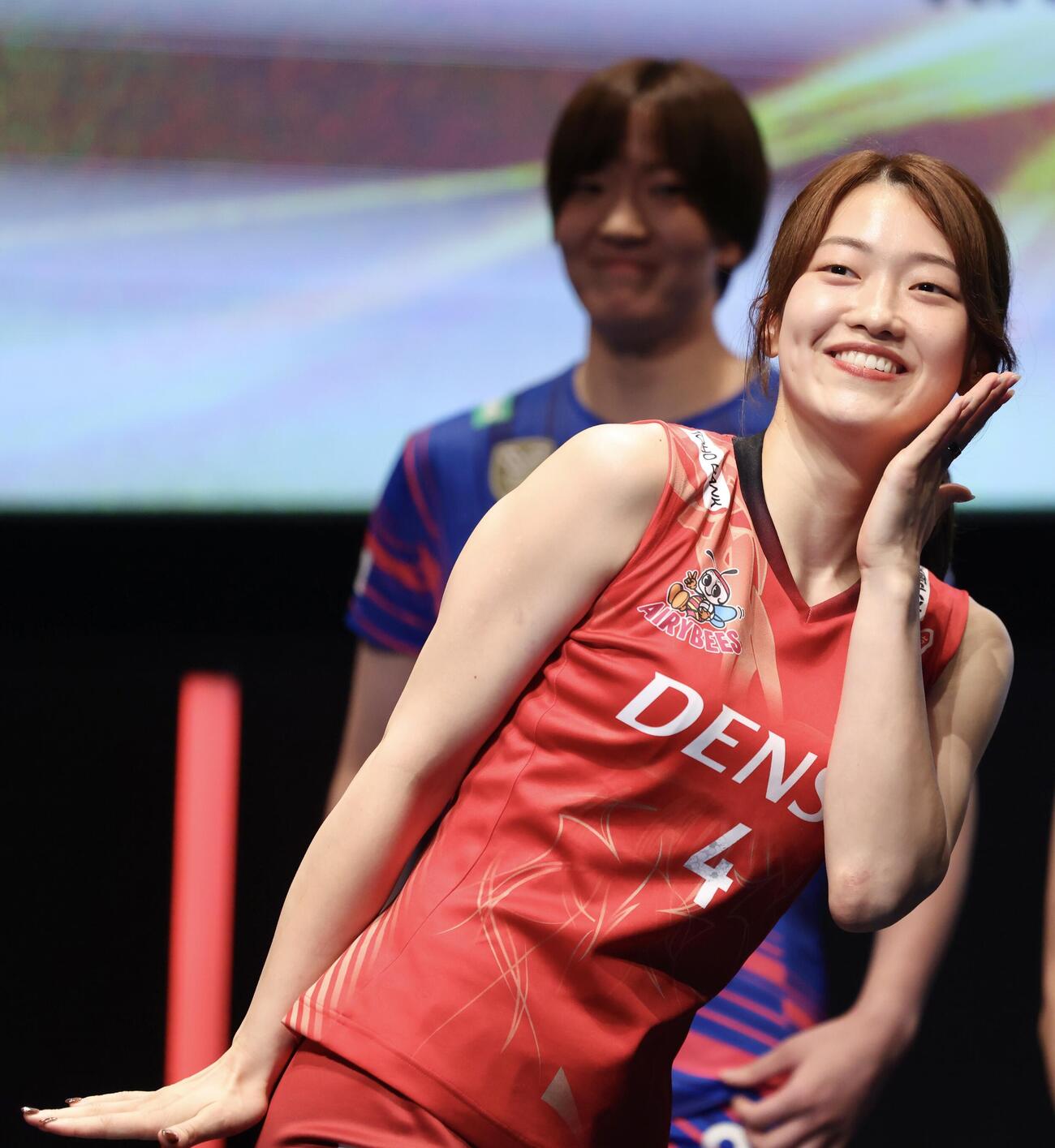 ステージでポーズを決めるデンソーエアリービーズ川畑遥奈（撮影・河田真司）