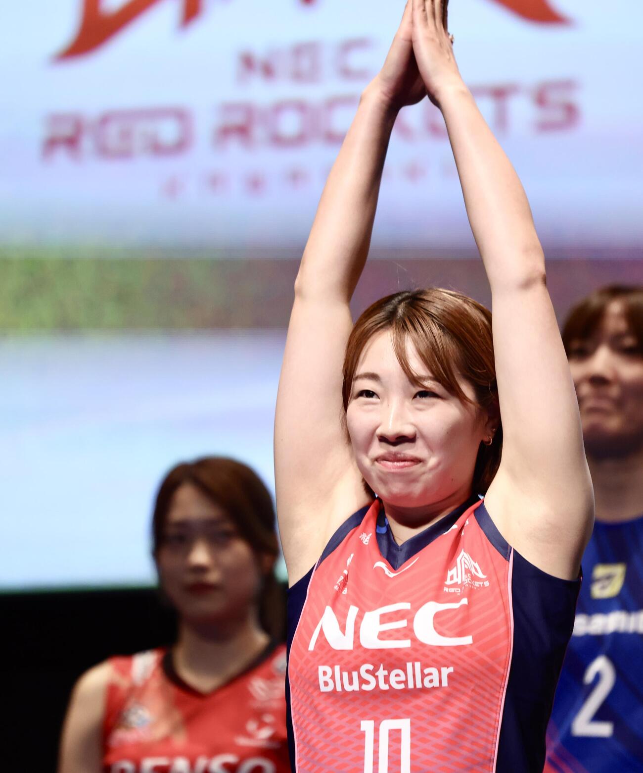 ステージでポーズを決めるNECレッドロケッツ川崎中川つかさ（撮影・河田真司）