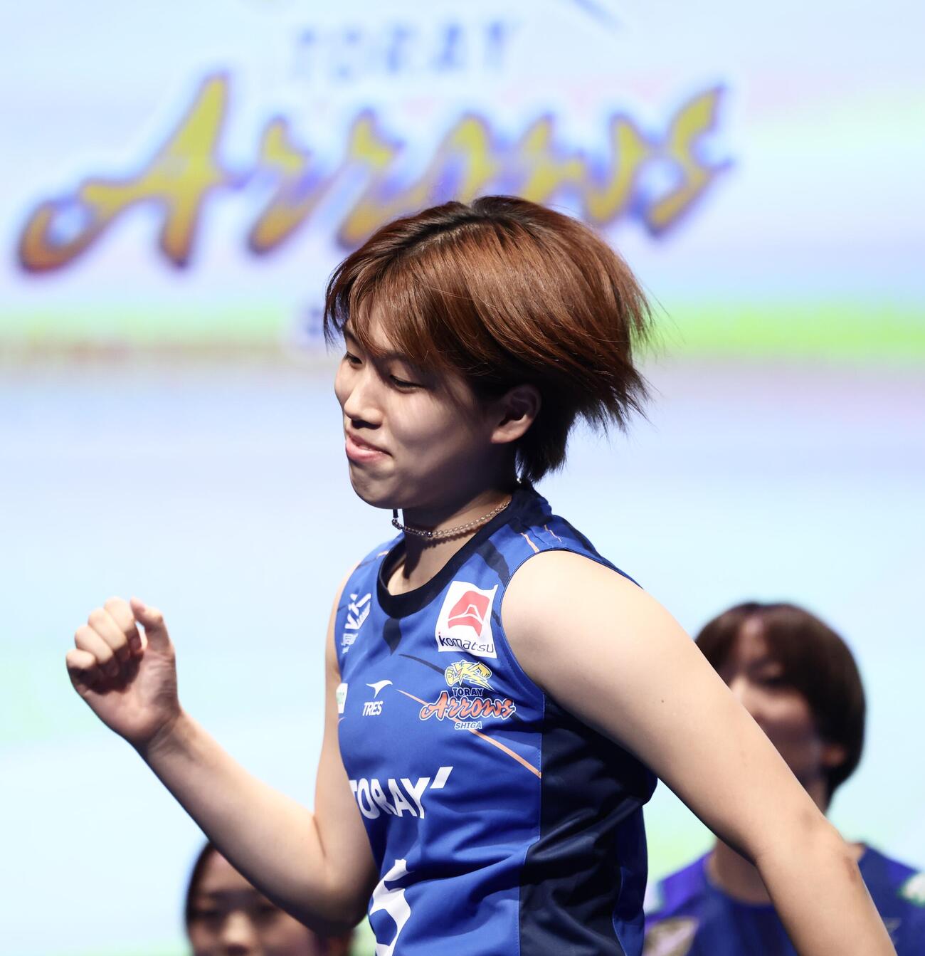 ステージでポーズを決める東レアローズ滋賀花岡千聡（撮影・河田真司）