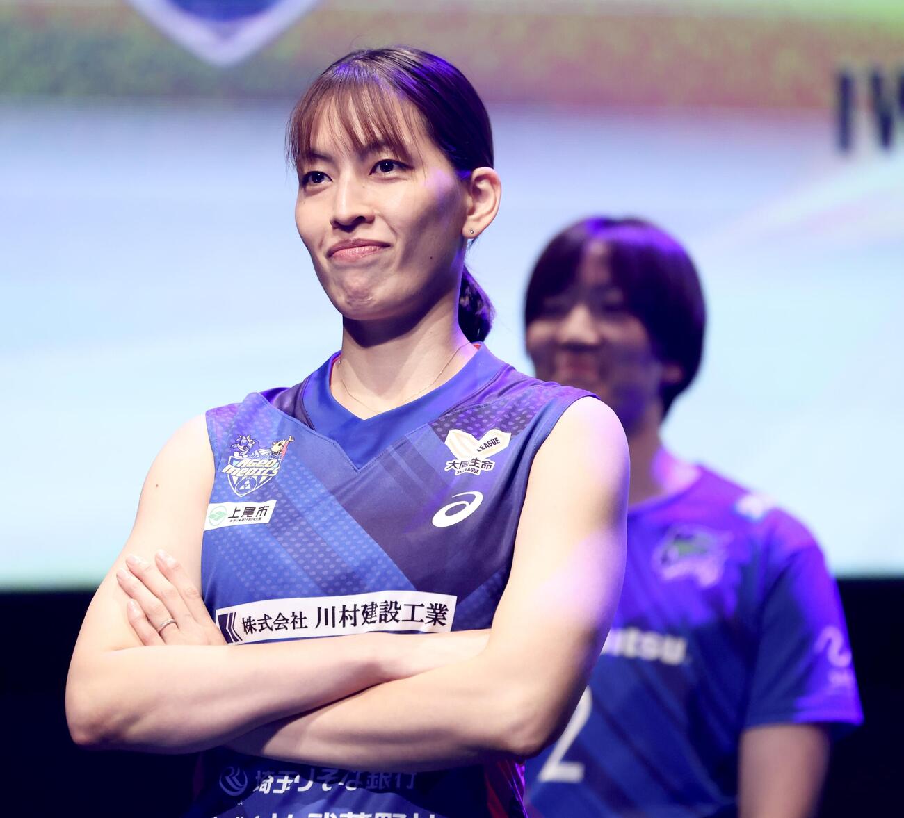 ステージでポーズを決める埼玉上尾メディックス岩崎こよみ（撮影・河田真司）