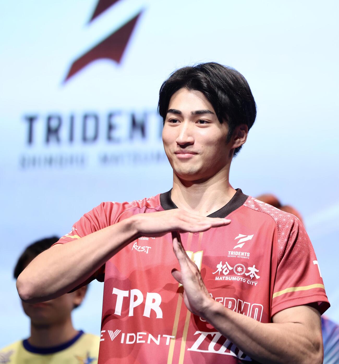 ステージでポーズを決める信州松本トライデンツ工藤有史（撮影・河田真司）