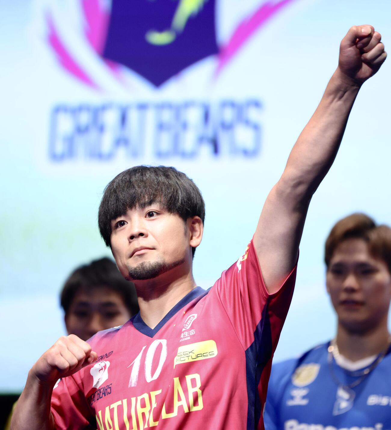 ステージでポーズを決める東京グレートベアーズ古賀太一郎（撮影・河田真司）
