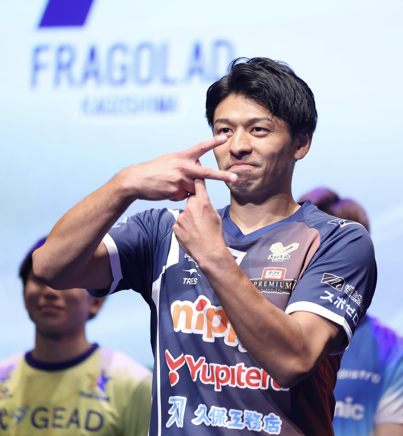 ステージでポーズを決めるフラーゴラッド鹿児島峯村雄大（撮影・河田真司）