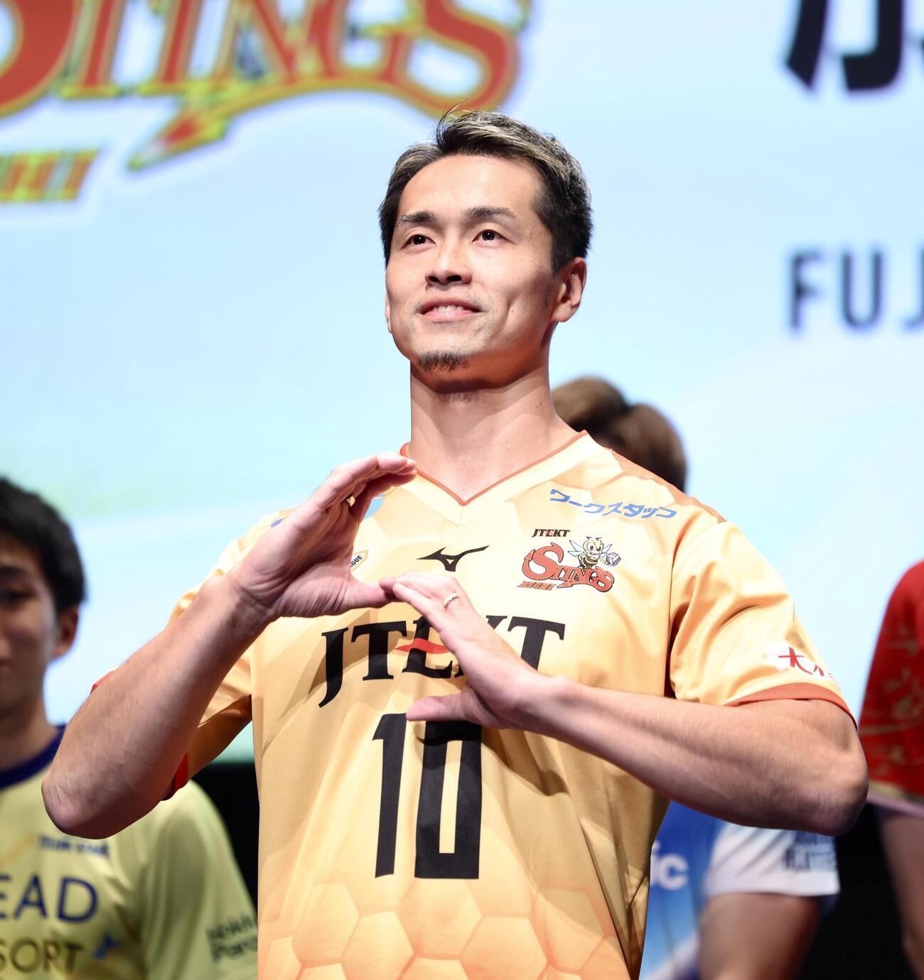 ステージでポーズを決めるジェイテクトSTINGS愛知藤中謙也（撮影・河田真司）