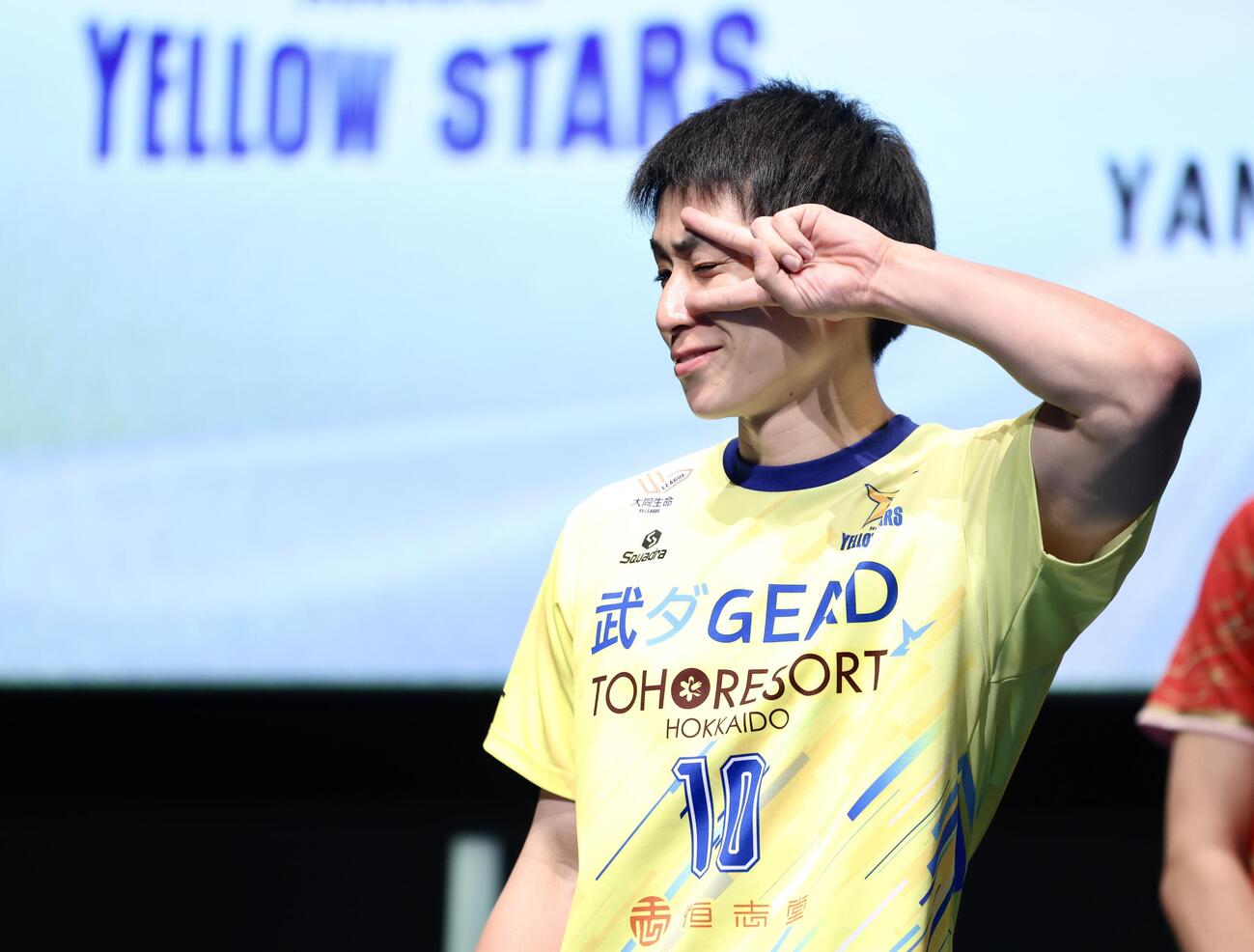 ステージでポーズを決める北海道イエロースターズ山田滉太（撮影・河田真司）