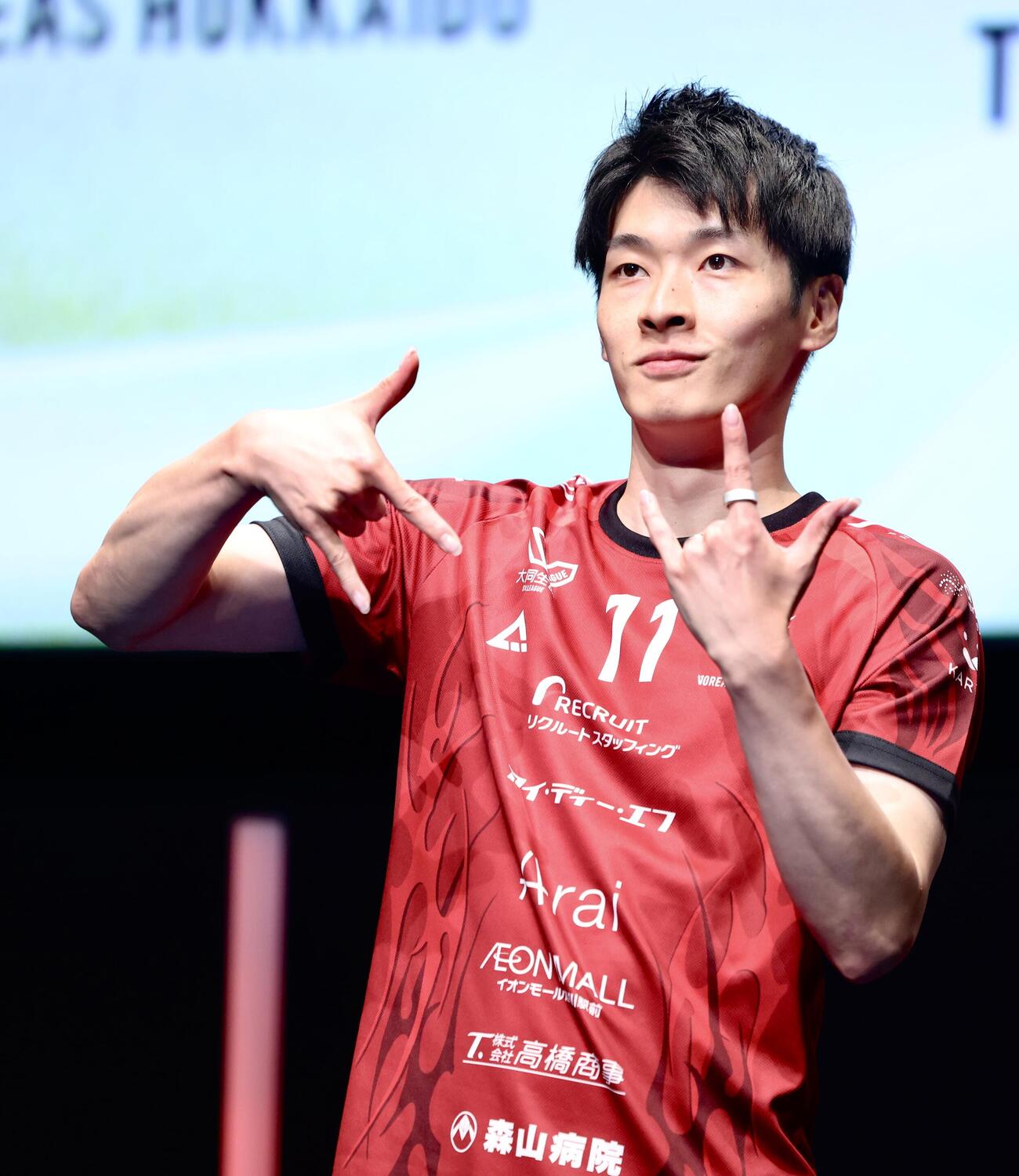 ステージでポーズを決めるヴォレアス北海道外崎航平（撮影・河田真司）
