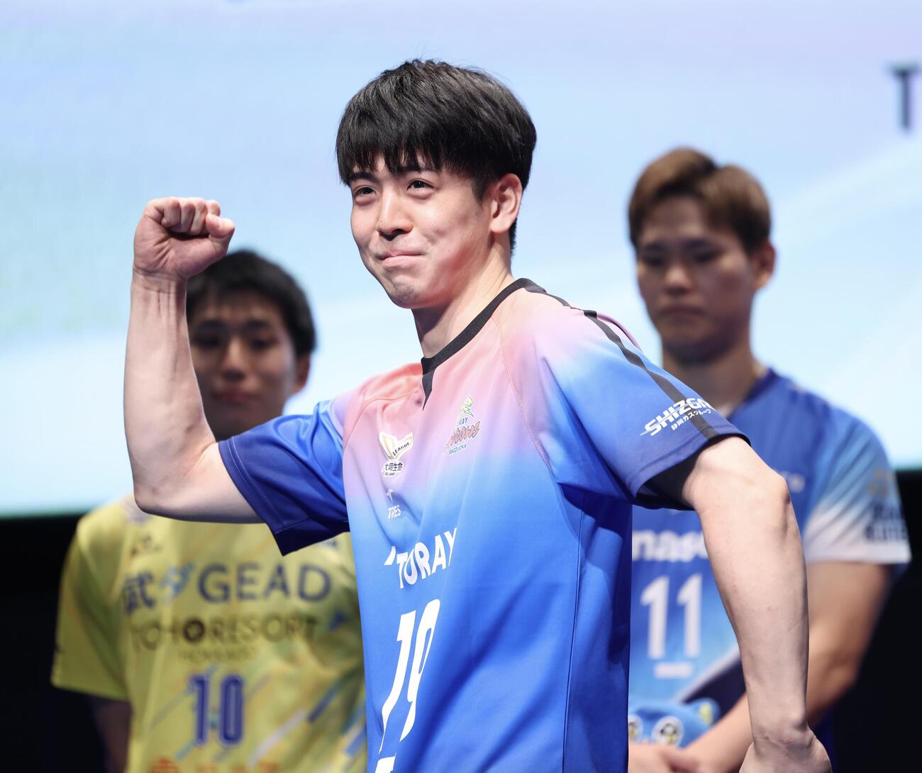 ステージでポーズを決める東レアローズ静岡武田大周（撮影・河田真司）