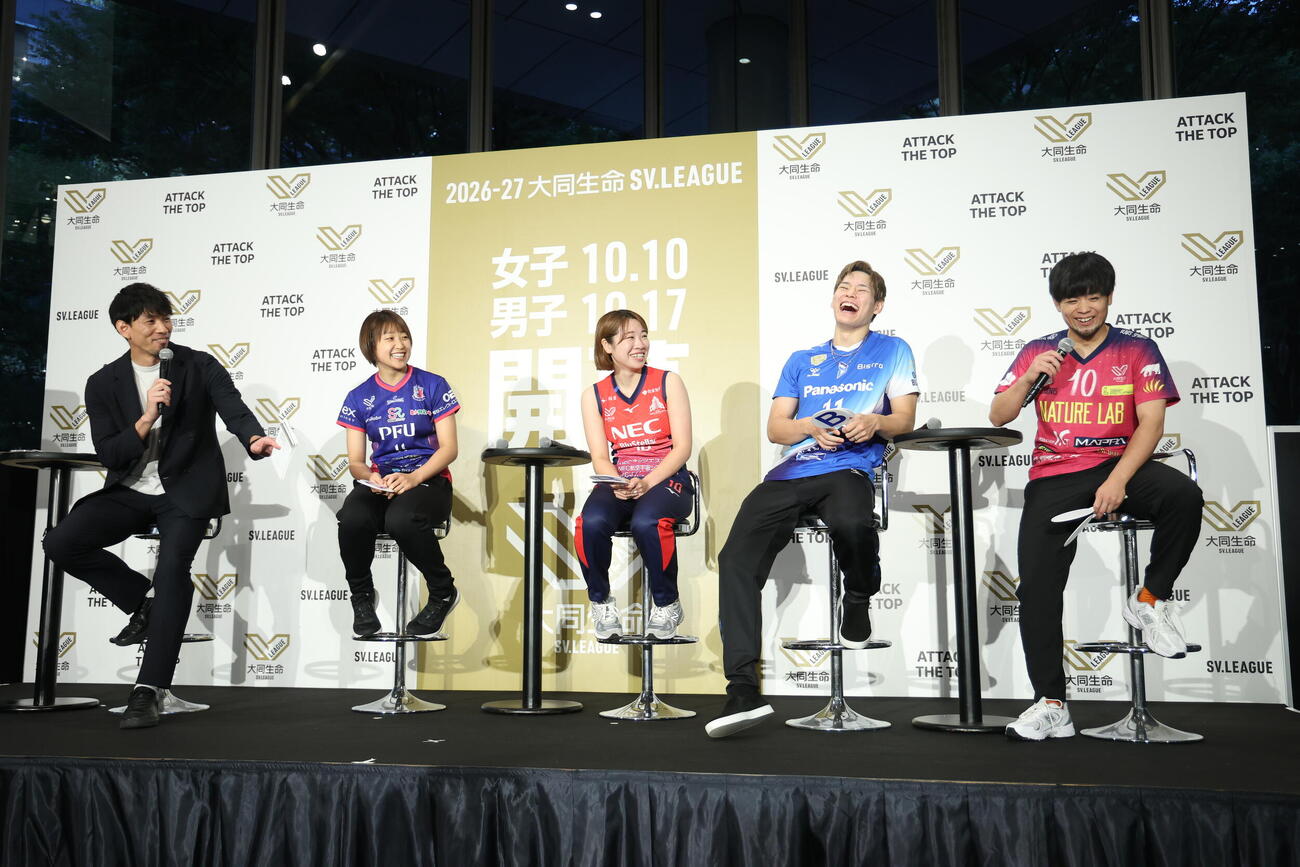 トークショーで盛り上がる、左から福澤達哉氏、松井珠己、中川つかさ、西田有志、古賀太一郎（撮影・河田真司）