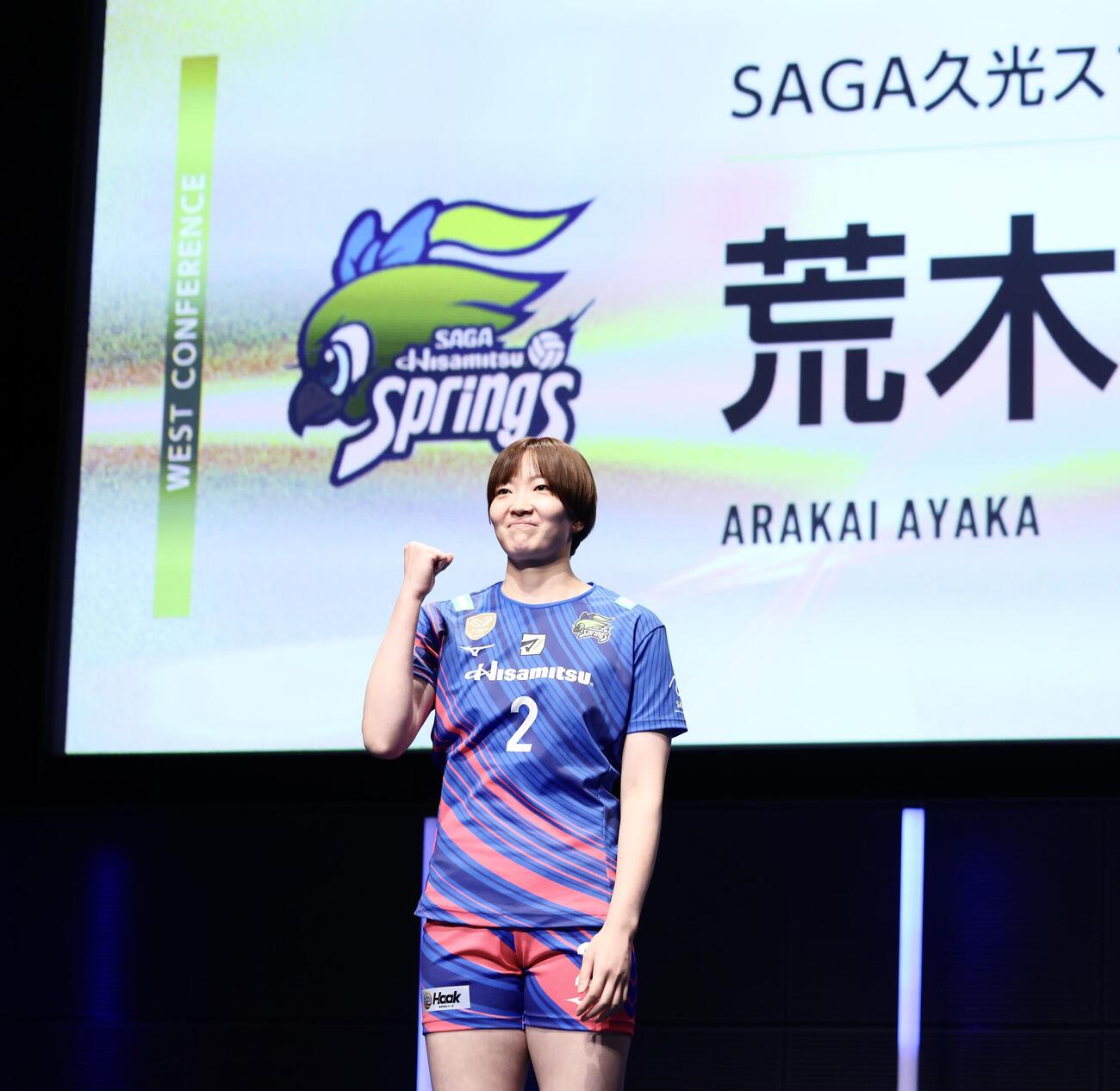 ステージでポーズを決めるSAGA久光スプリングス荒木彩花（撮影・河田真司）
