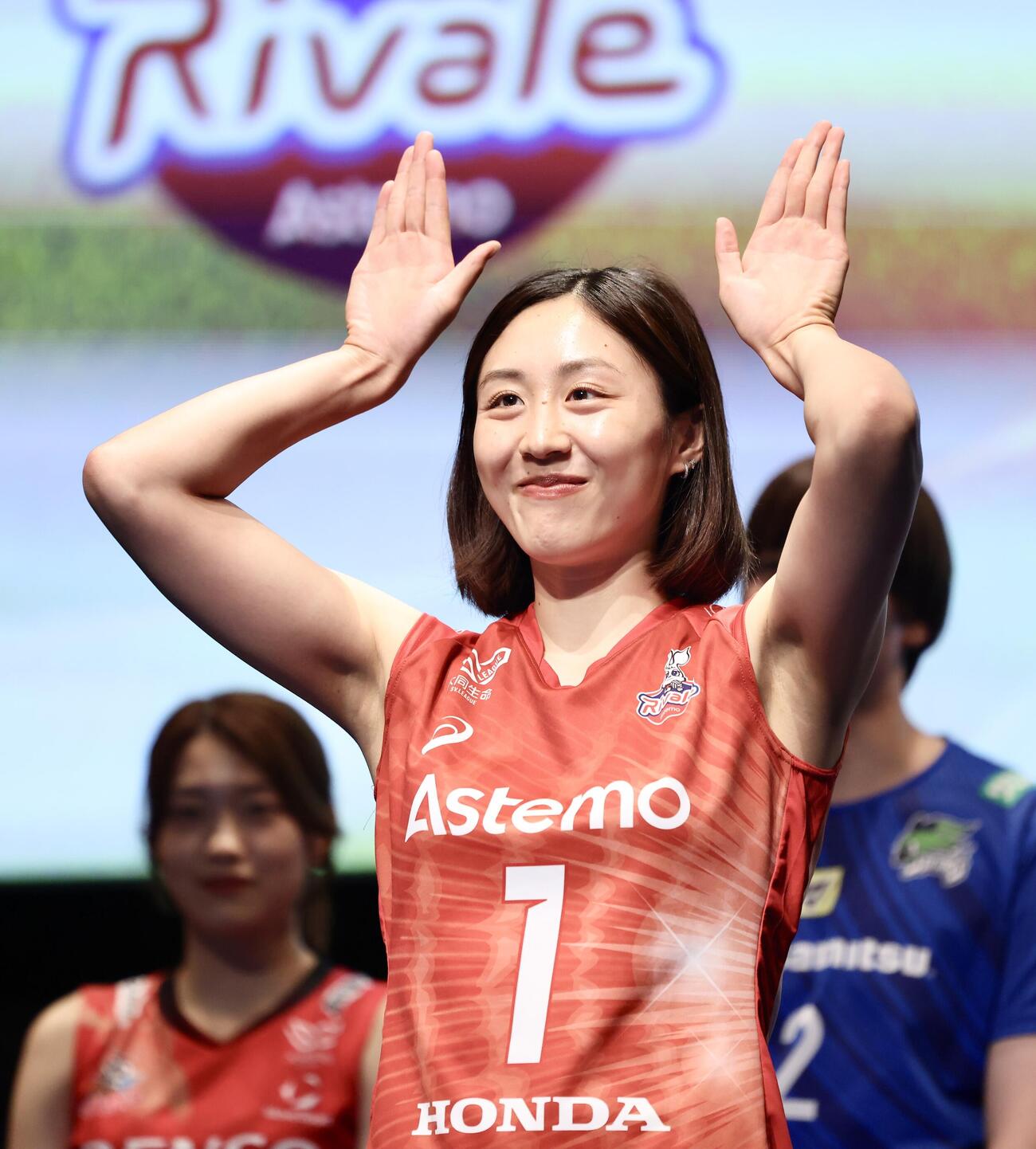 ステージでポーズを決めるAstemoリヴァーレ茨城上坂瑠子（撮影・河田真司）