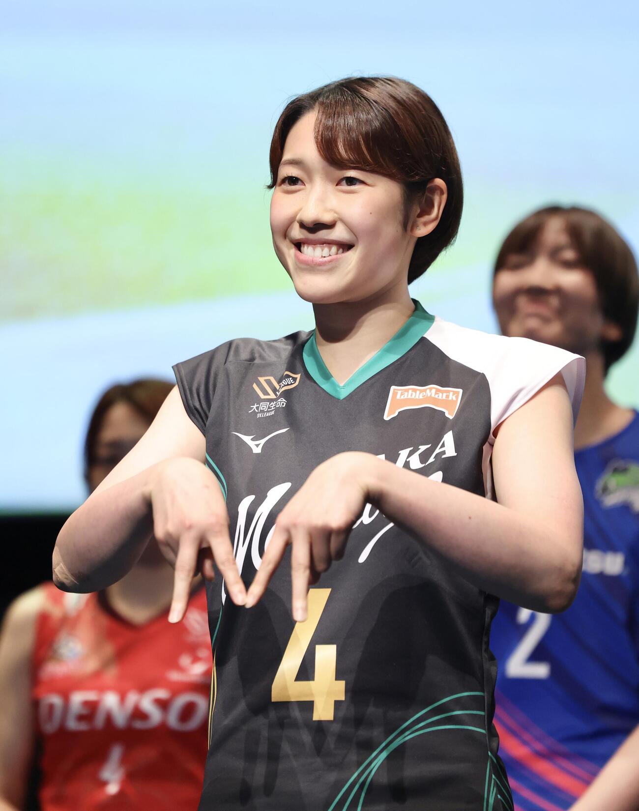 ステージでポーズを決める大阪マーヴェラス塩出仁美（撮影・河田真司）