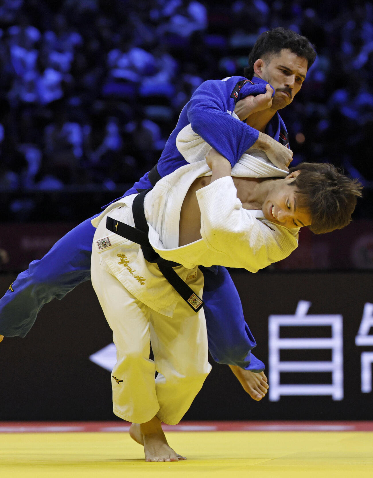 男子66キロ級決勝　ダビド・ガルシアトルネ（上）に一本勝ちした阿部一二三。5度目の優勝を果たした＝バクー（共同）