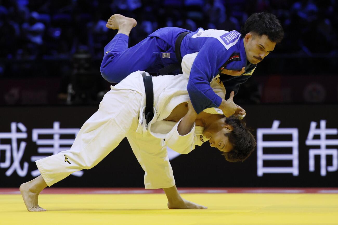 柔道の世界選手権男子66キロ級で、スペイン選手（上）を破り日本男子単独最多となる5度目の優勝を果たした阿部一二三＝5日、アゼルバイジャン・バクー（共同）