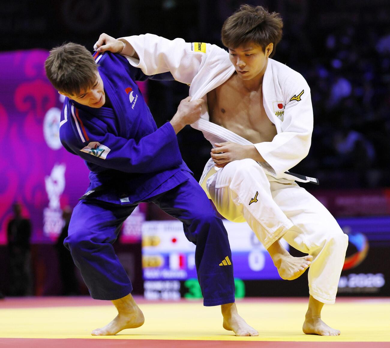 男子66キロ級2回戦　フランス選手（左）と対戦する阿部一二三＝バクー（共同）