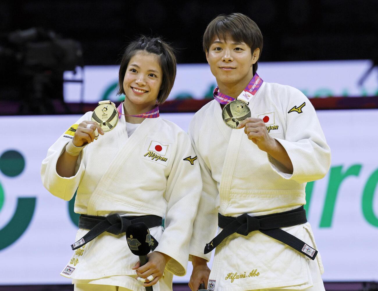 金メダルを獲得し、写真に納まる男子66キロ級の阿部一二三（右）と女子52キロ級の阿部詩＝バクー（共同）