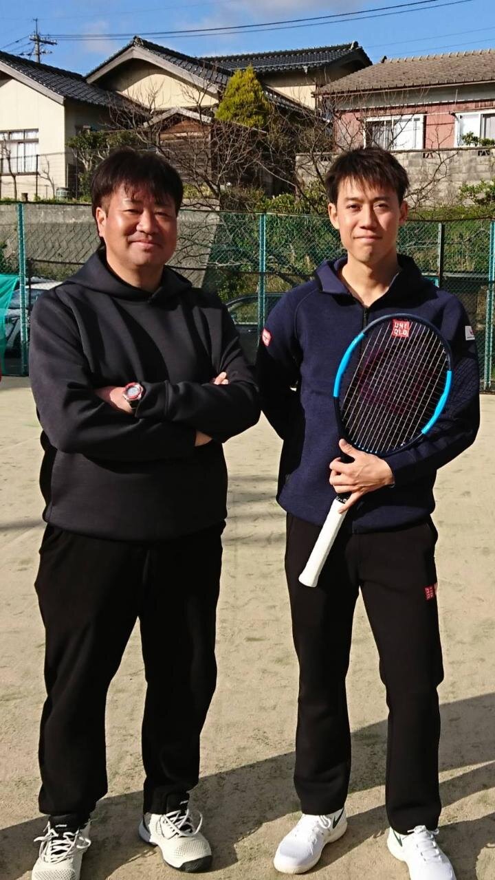 錦織圭（右）と写真に納まる細木秀樹コーチ（本人提供）