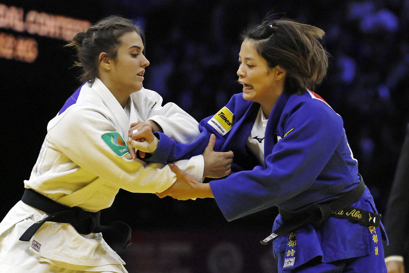 女子52キロ級決勝でアリアネ・トロソレル（左）と対戦する阿部詩。2年連続6度目の大会制覇を果たした＝バクー（共同）