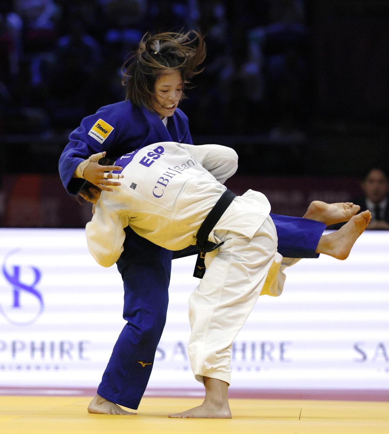 女子52キロ級決勝　アリアネ・トロソレル（手前）と対戦する阿部詩。2年連続6度目の優勝を果たした＝バクー（共同）