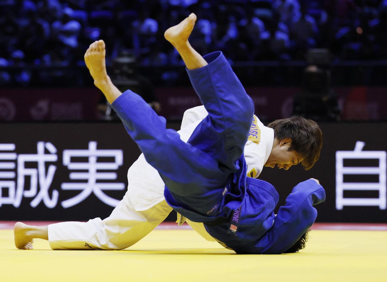 男子66キロ級決勝でダビド・ガルシアトルネ（下）に一本勝ちした阿部一二三（共同）