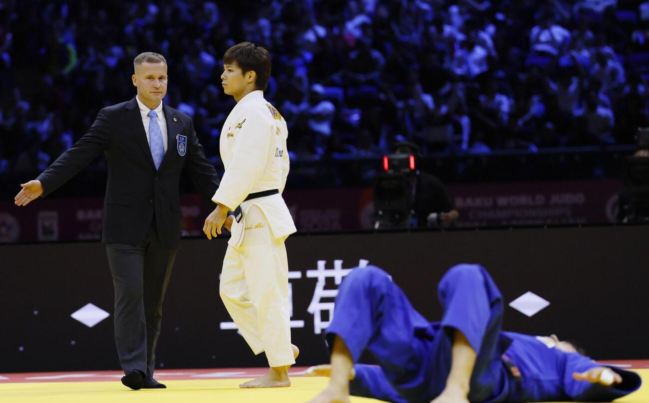 男子66キロ級決勝　ダビド・ガルシアトルネ（右）に一本勝ちした阿部一二三。5度目の優勝を果たした＝バクー（共同）