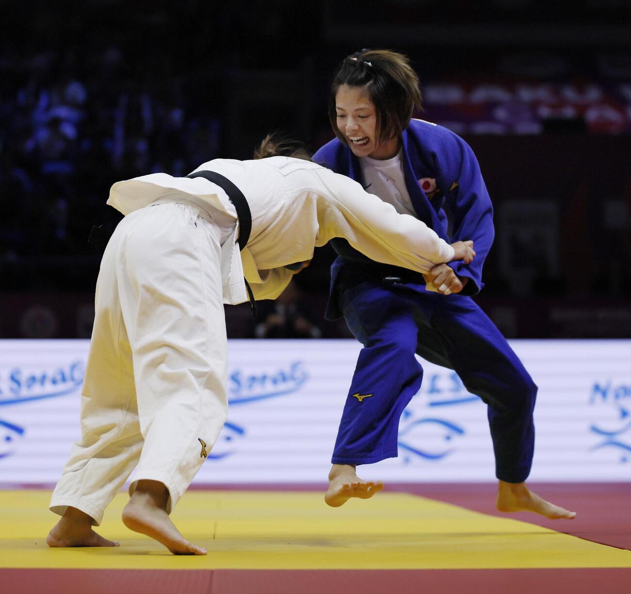 女子52キロ級決勝　アリアネ・トロソレル（左）と対戦する阿部詩。2年連続6度目の優勝を果たした＝バクー（共同）