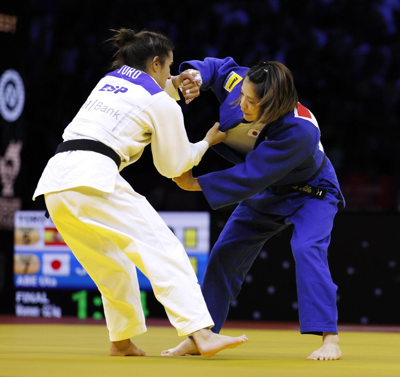 女子52キロ級決勝　アリアネ・トロソレル（左）と対戦する阿部詩。2年連続6度目の優勝を果たした＝バクー（共同）