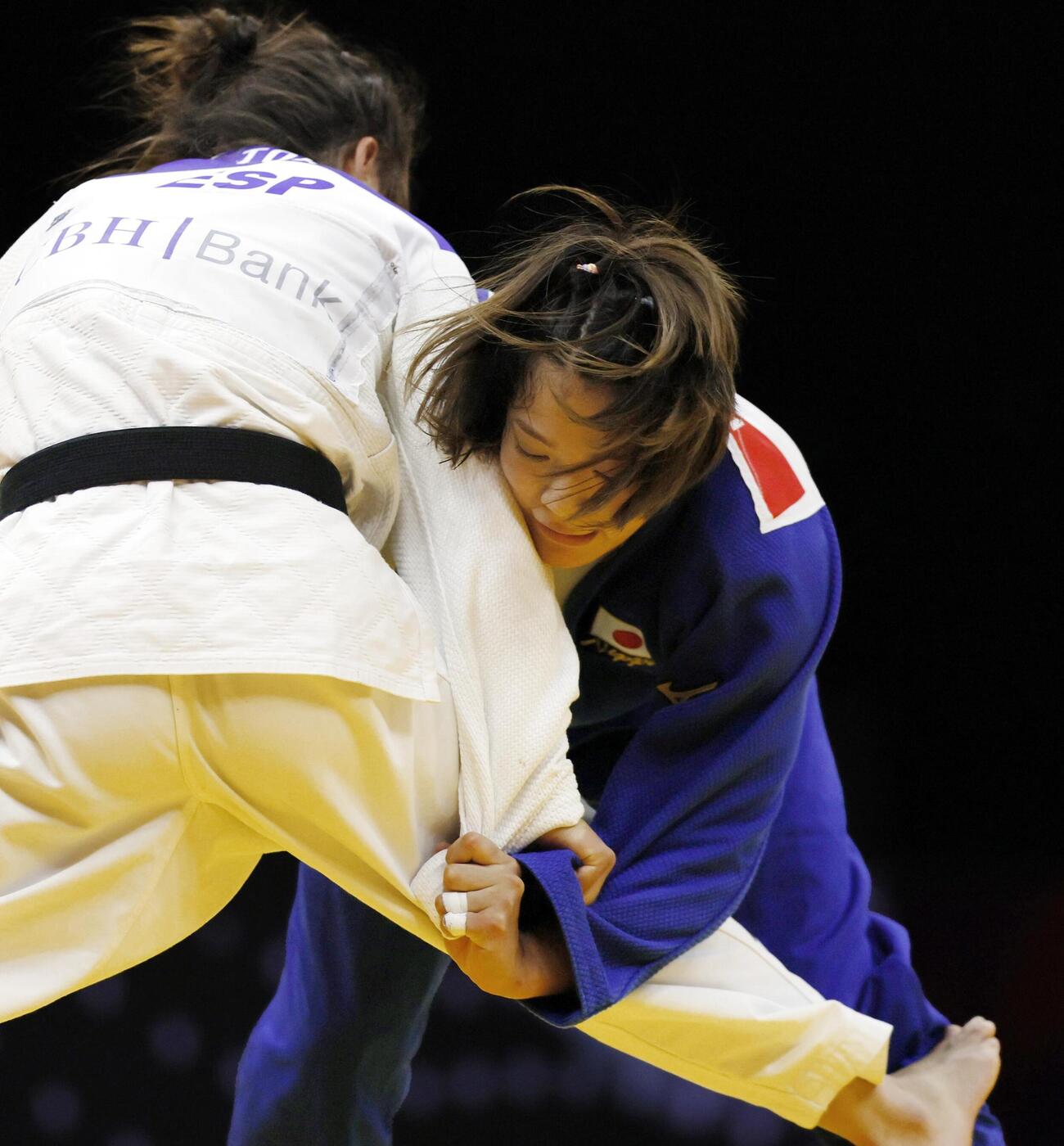 女子52キロ級決勝　アリアネ・トロソレル（左）を攻める阿部詩。2年連続6度目の優勝を果たした＝バクー（共同）