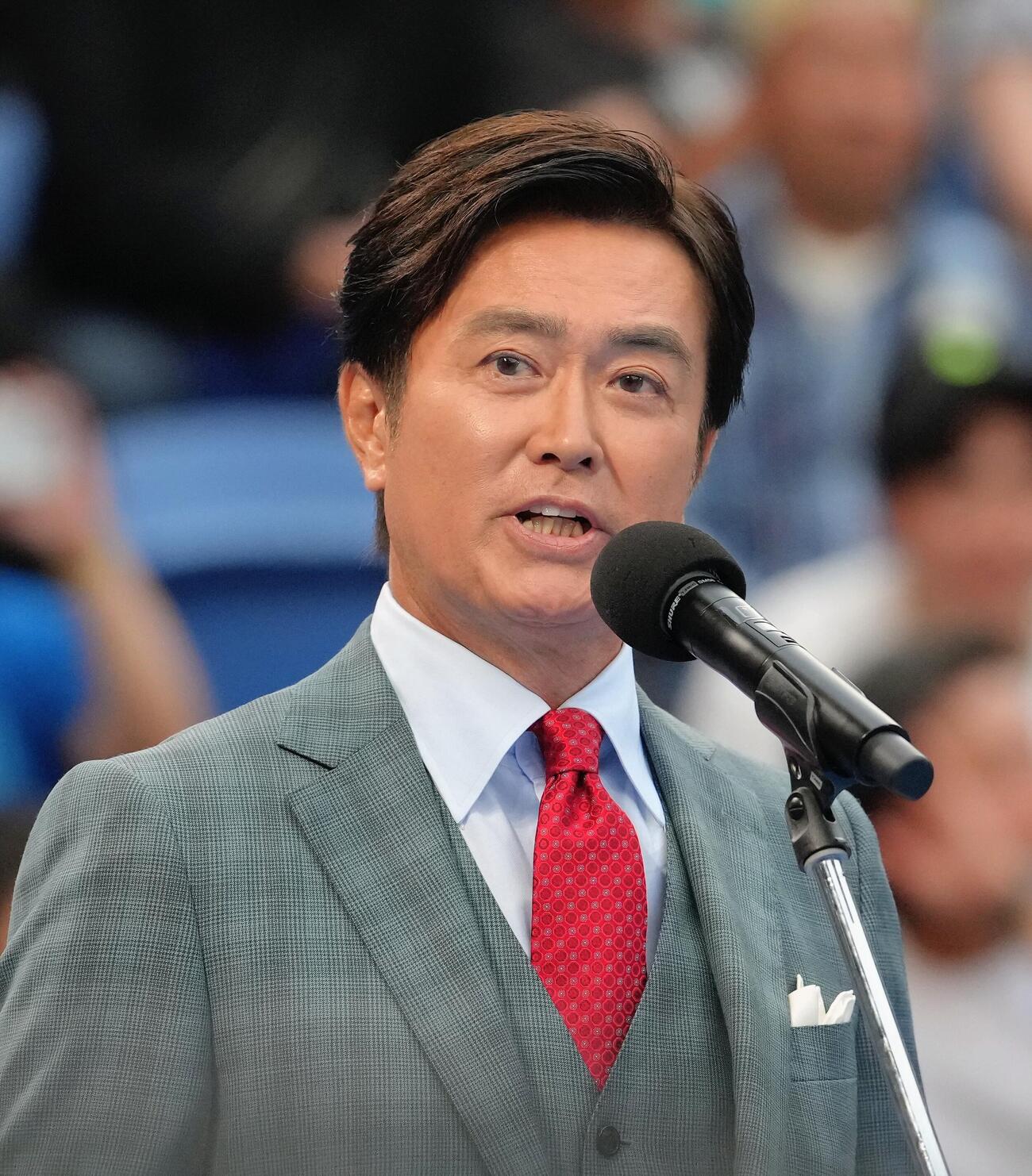 錦織圭引退セレモニーの司会を務める石黒賢（撮影・足立雅史）