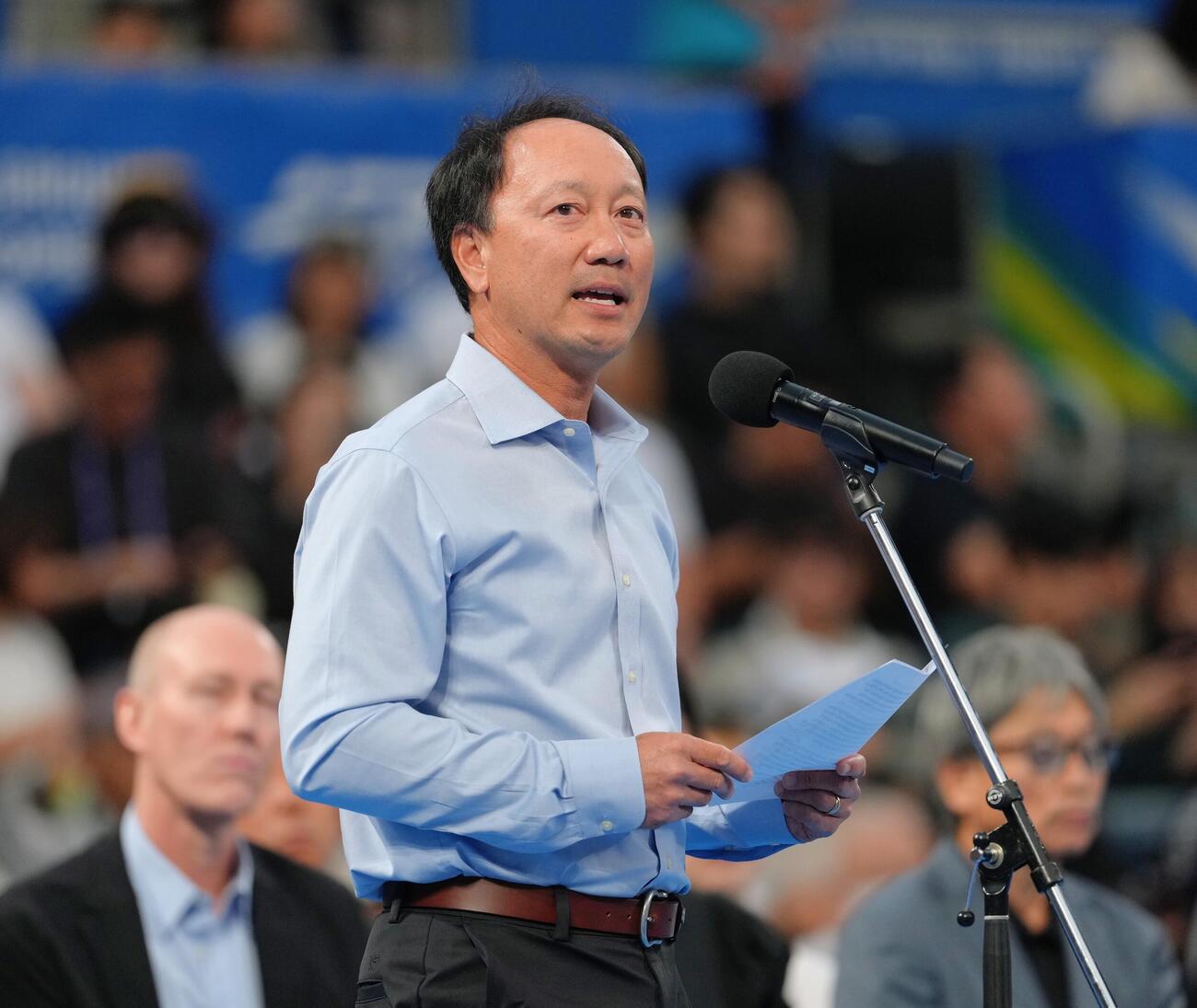引退セレモニーで錦織圭へメッセージを送るマイケル・チャン氏（撮影・足立雅史）
