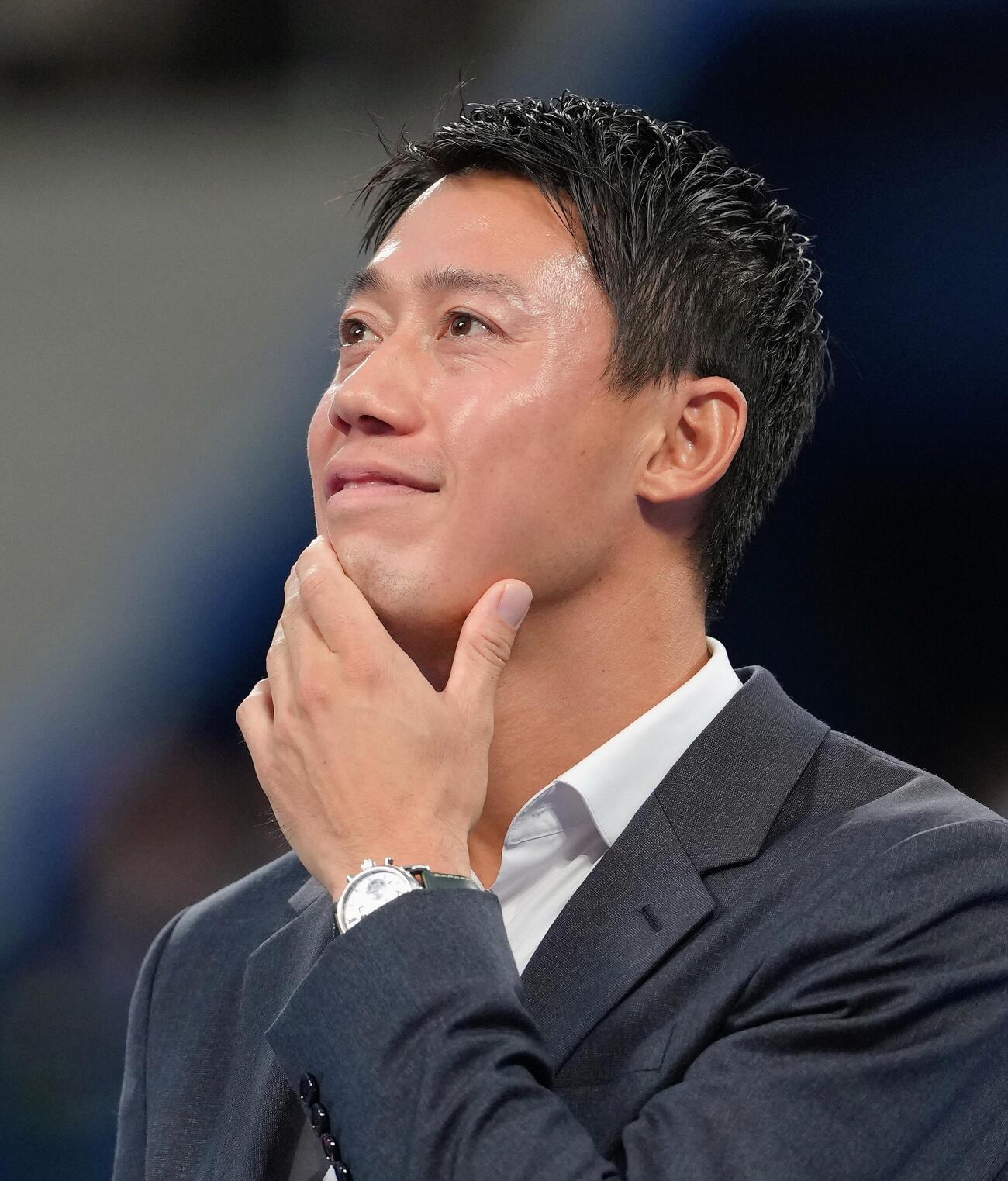 引退セレモニーでメッセージ映像を見つめる錦織圭（撮影・足立雅史）