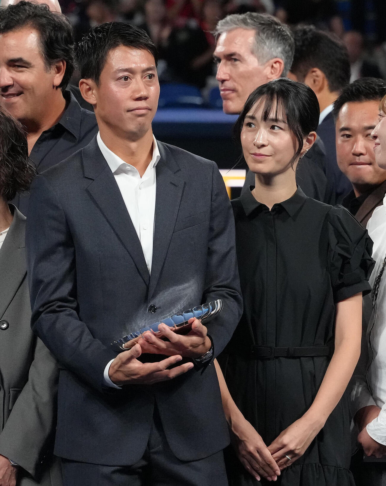 引退セレモニーで記念撮影する錦織圭（左）と妻で元モデルの山内舞さん（撮影・足立雅史）