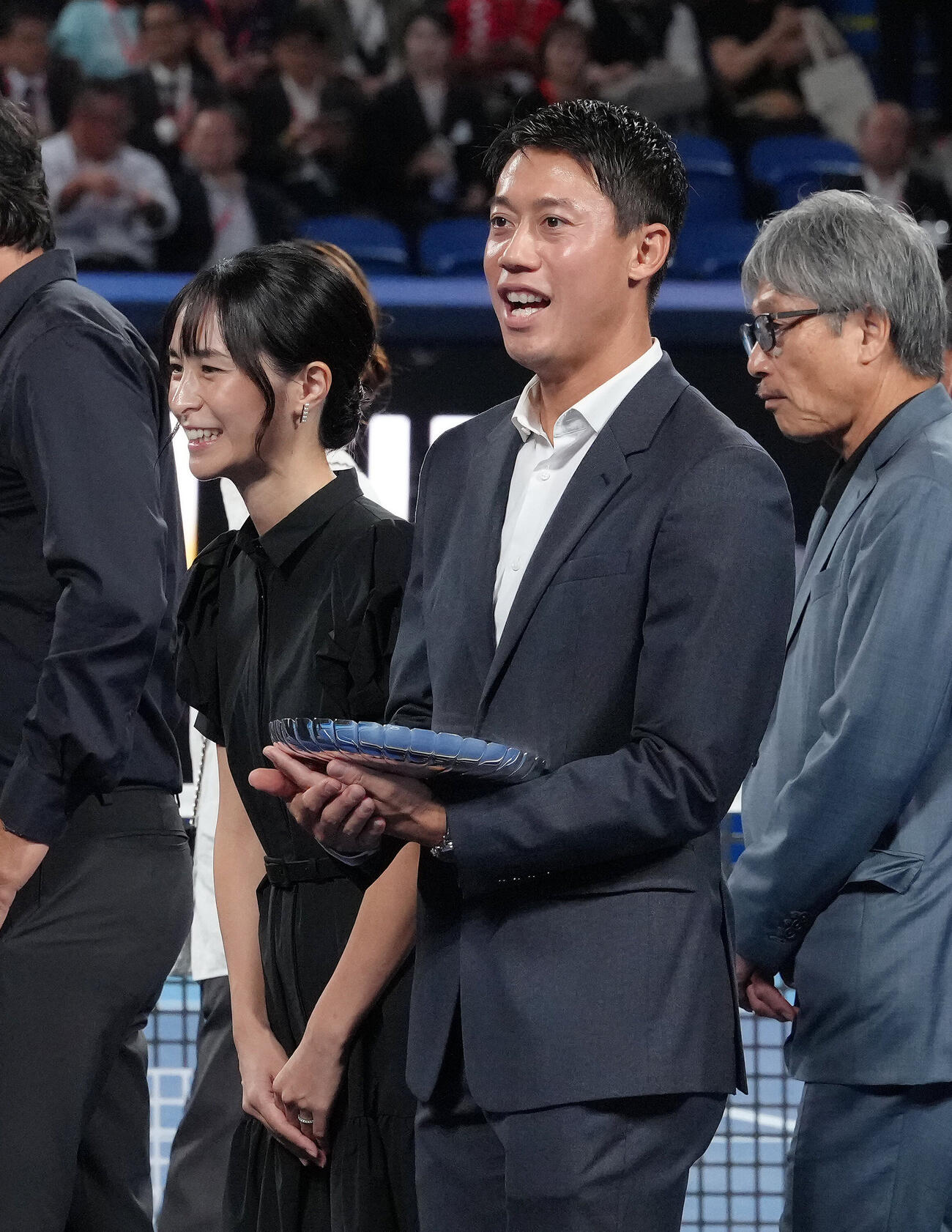 引退セレモニーで関係者らとあいさつを交わす錦織圭（右）と妻で元モデルの山内舞さん（撮影・足立雅史）