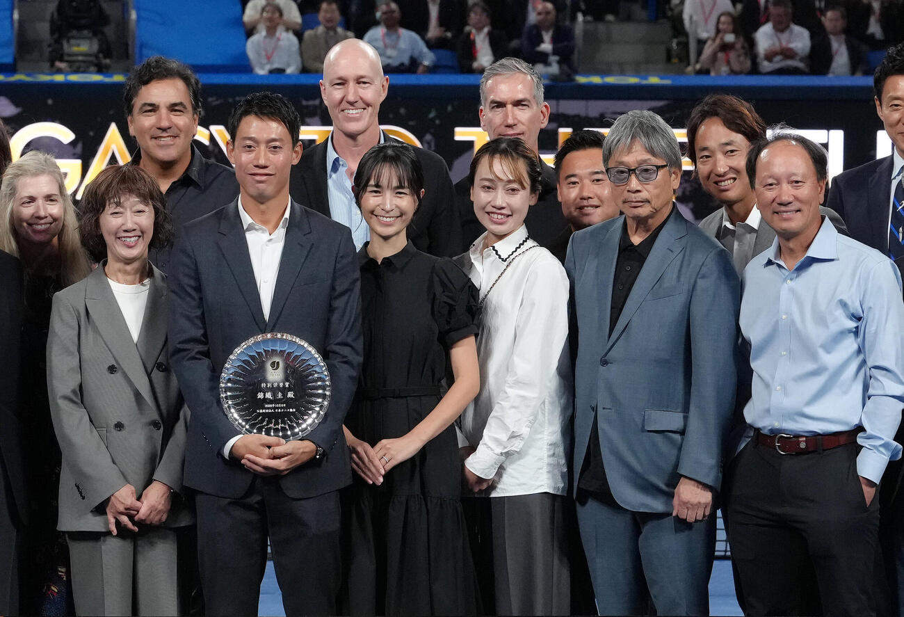 引退セレモニーを終え、家族関係者らと記念撮影に臨む錦織圭（前列左から2人目）。同左から母恵理さん、1人おいて妻で元モデルの山内舞さん、姉玲奈さん、父清志さん、マイケル・チャン氏（撮影・足立雅史）