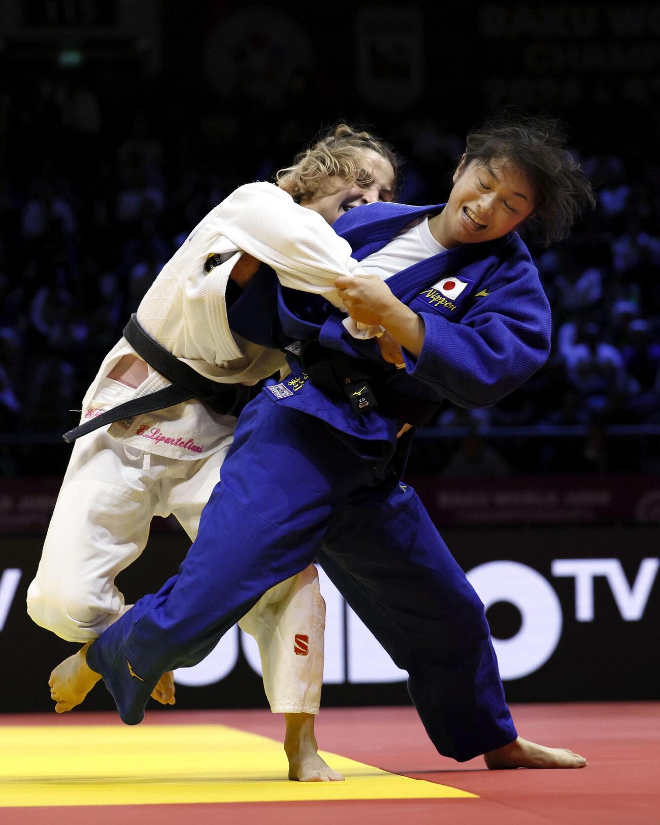 女子57キロ級決勝　エテリ・リパルテリアニ（左）を攻める大森朱莉（共同）