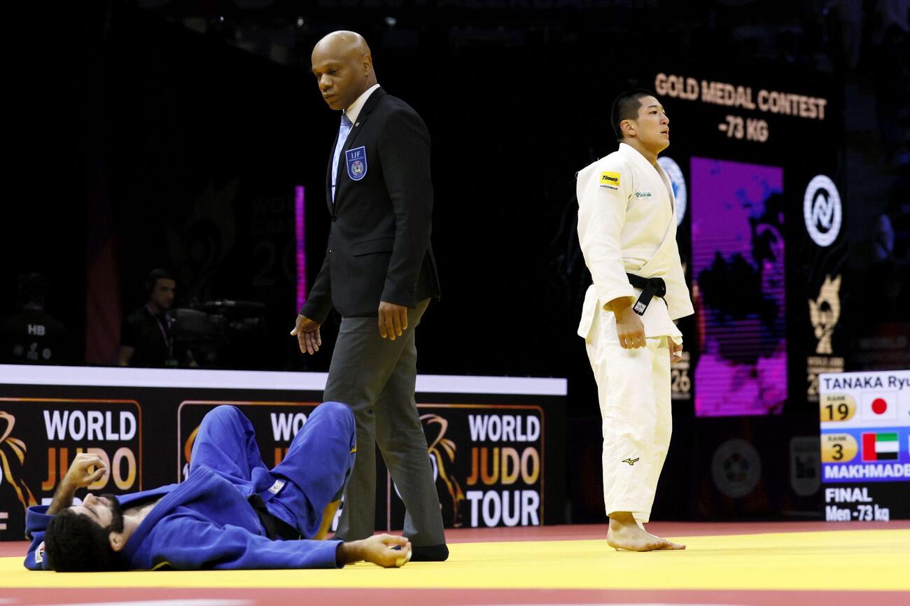 男子73キロ級決勝　UAE選手（左）を破り優勝した田中龍雅（共同）