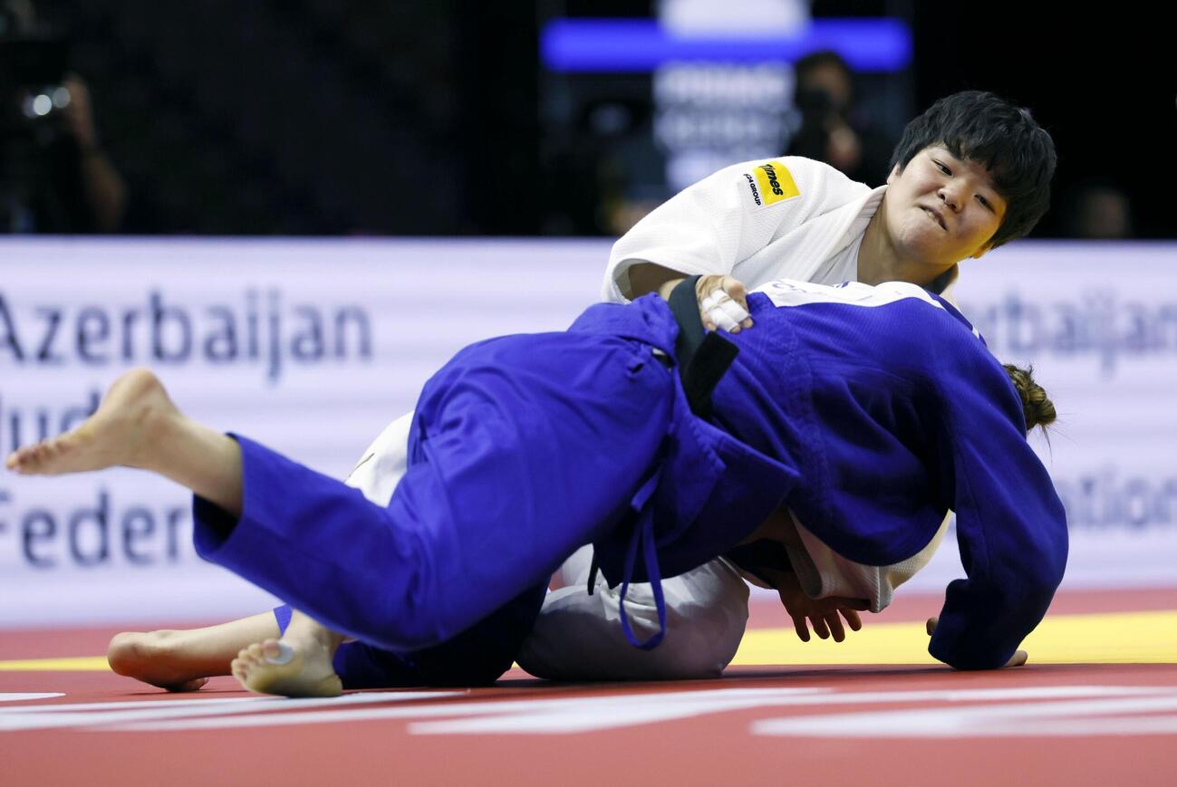 女子63キロ級決勝　イスラエル選手（下）を攻める嘉重春樺。2連覇を果たした（共同）