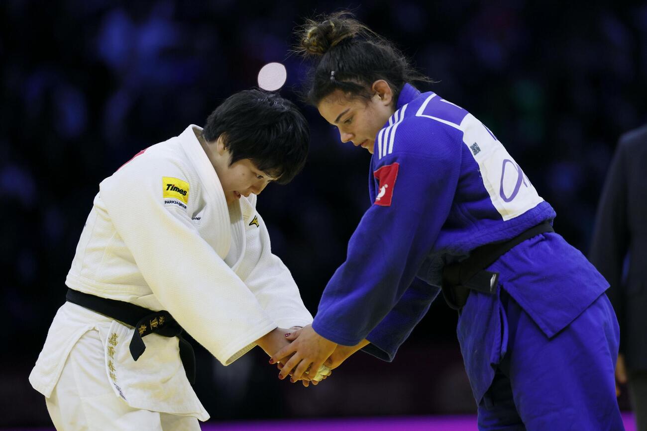 女子63キロ級決勝でイスラエル選手（右）を破り、2連覇を果たした嘉重春樺（共同）