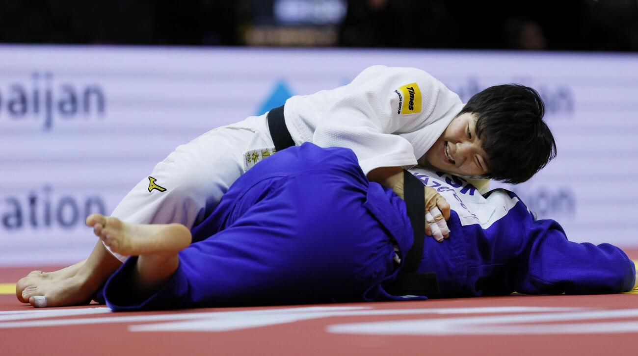 女子63キロ級決勝　イスラエル選手（下）を攻める嘉重春樺。2連覇を果たした（共同）