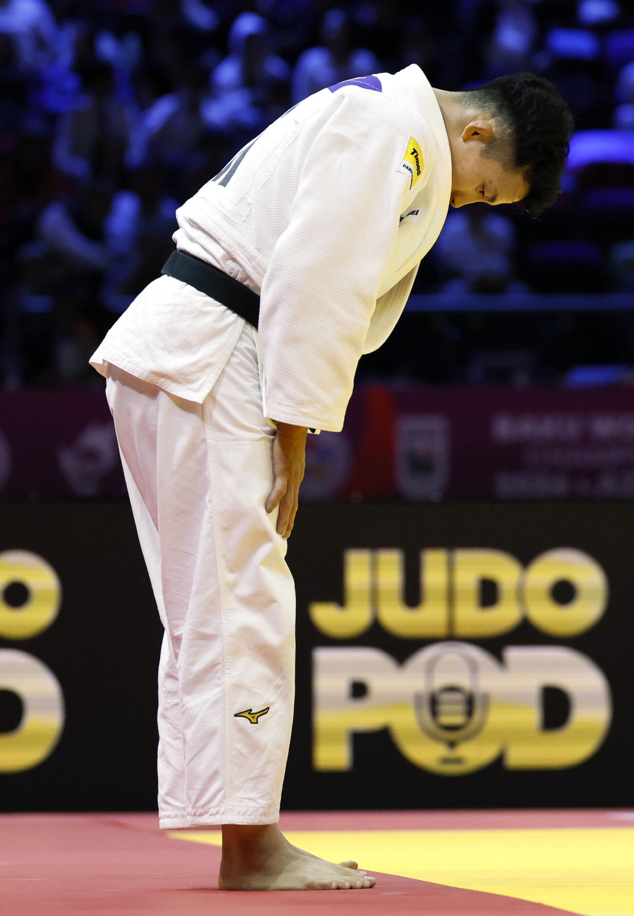 男子81キロ級2回戦で韓国選手に敗れ一礼する老野祐平（共同）