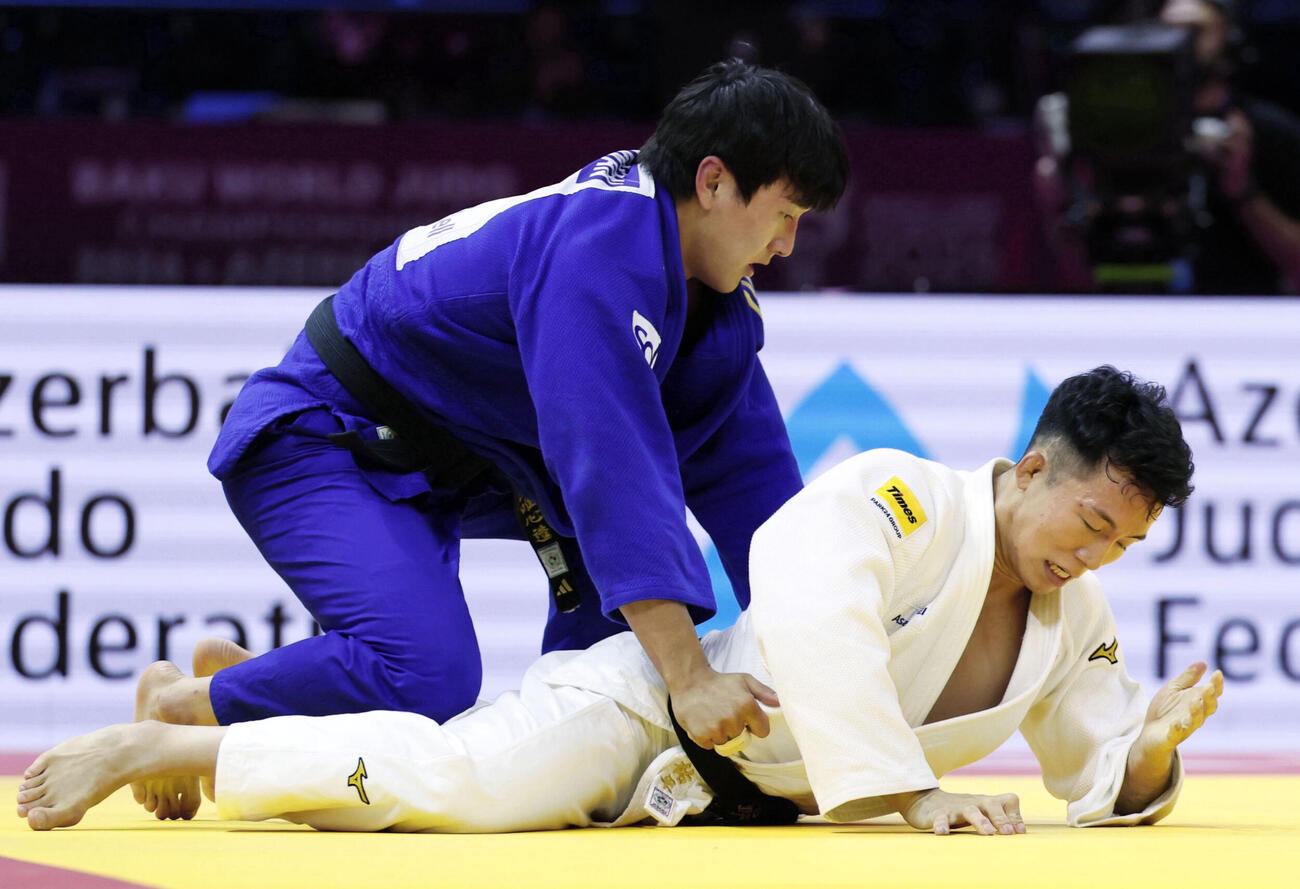男子81キロ級2回戦　韓国選手（上）に延長戦の末に屈し敗退した老野祐平（共同）