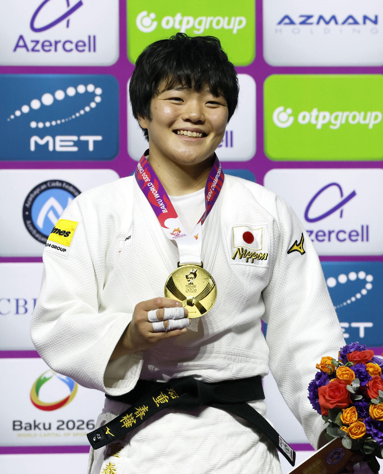 柔道の世界選手権女子63キロ級の表彰式で金メダルを手にする嘉重春樺＝7日、アゼルバイジャン・バクー（共同）