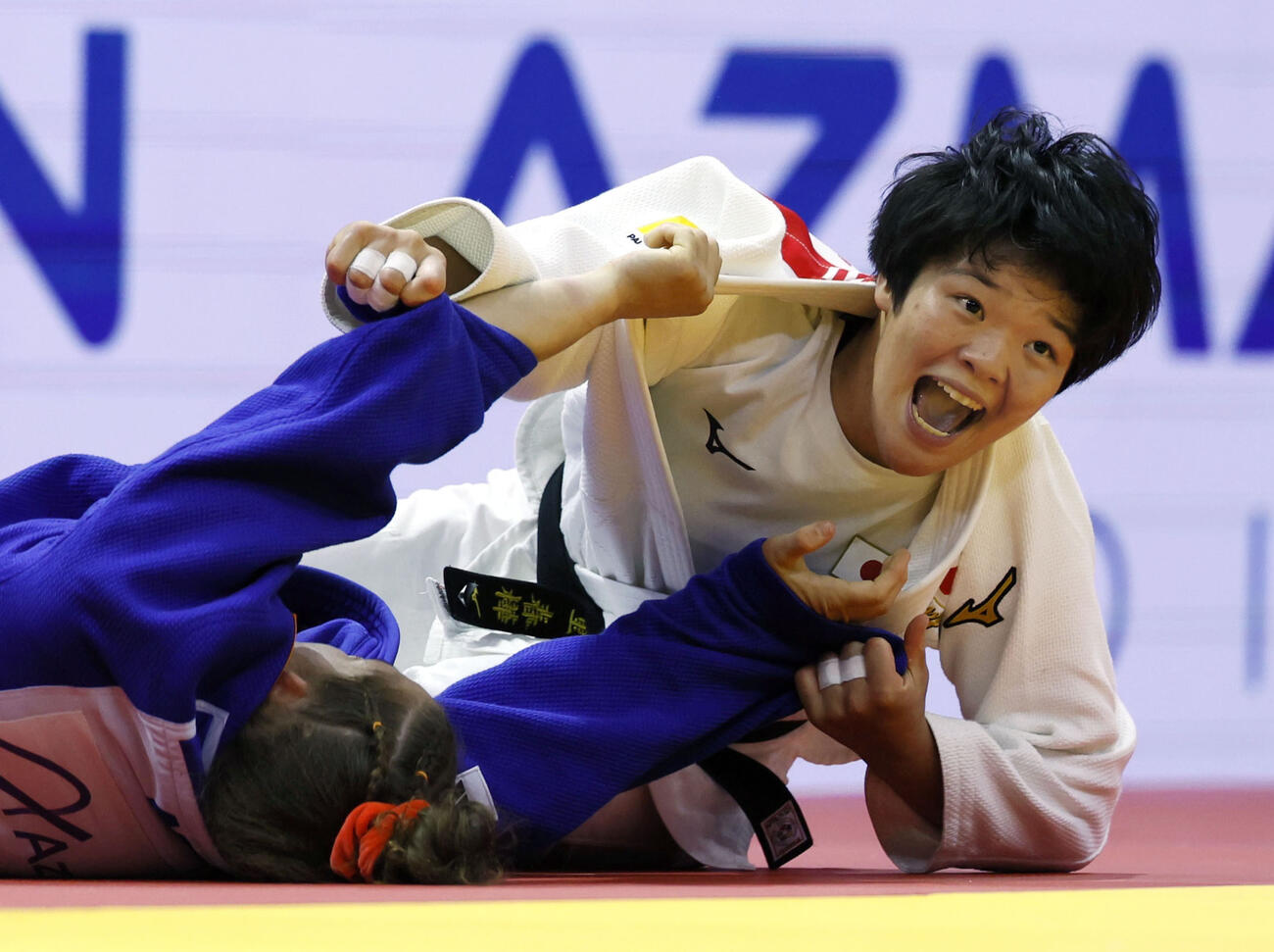 女子63キロ級準決勝　オランダ選手（左）と対戦する嘉重春樺＝バクー（共同）