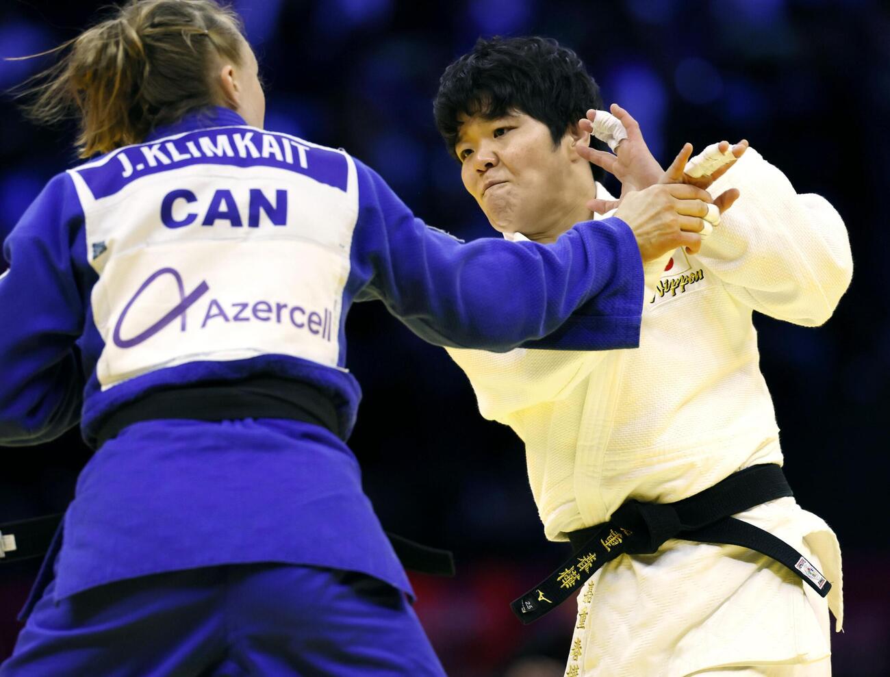 女子63キロ級2回戦　カナダ選手（左）と対戦する嘉重春樺。3回戦進出を決めた＝バクー（共同）
