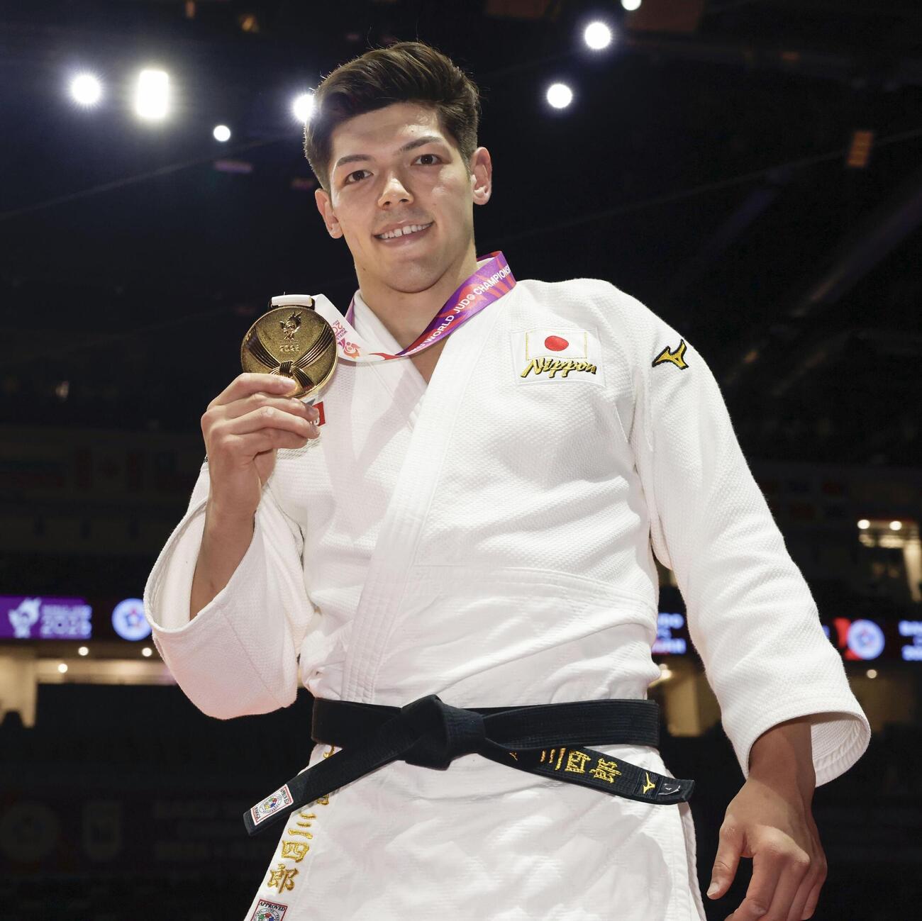 男子90キロ級で優勝し、金メダルを手にする村尾三四郎（共同）