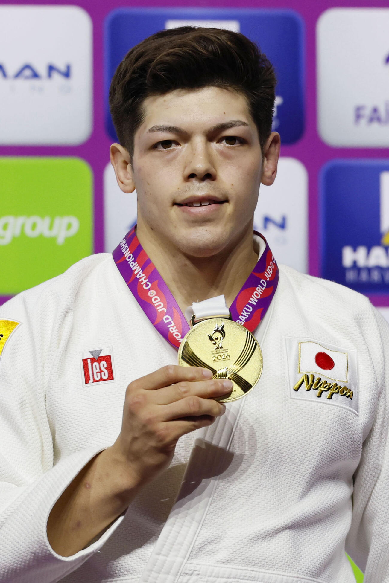 柔道の世界選手権男子90キロ級で優勝し、金メダルを手にする村尾三四郎（共同）